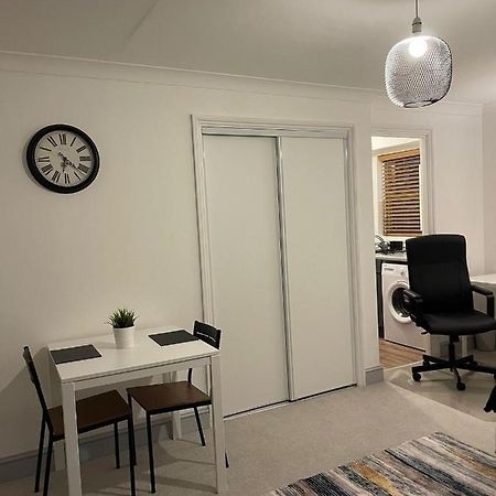 Stunning Studio Flat - Free Parking - 3 Min From Sutton Station Apartment Екстериор снимка