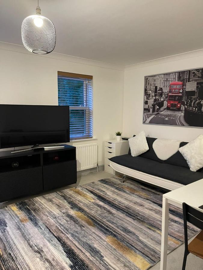 Stunning Studio Flat - Free Parking - 3 Min From Sutton Station Apartment Екстериор снимка