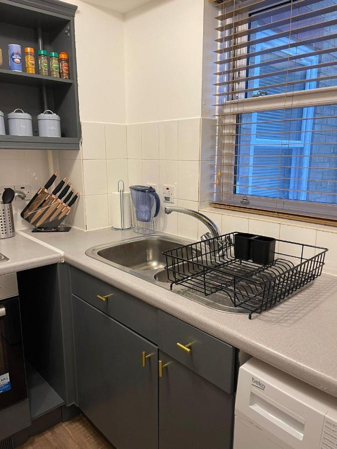 Stunning Studio Flat - Free Parking - 3 Min From Sutton Station Apartment Екстериор снимка